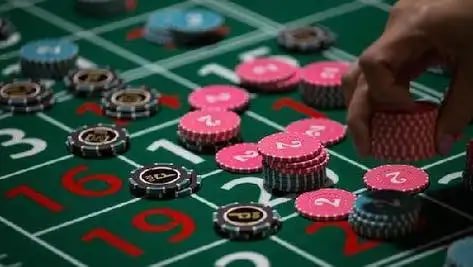 Antarmuka permainan gaple online di aplikasi maxibet88 menampilkan kartu domino dan papan permainan