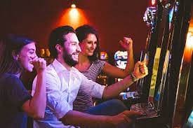 Studio dealer langsung maxibet88 dengan kamera multi-sudut menampilkan meja blackjack dan roulette